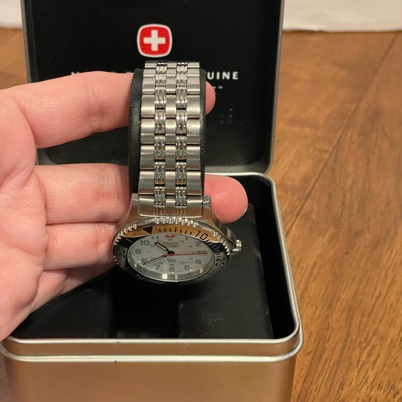 Vintage WENGER Swiss Military water resistant 100M Men’s Watch - Needs Battery - Picture 7 of 12